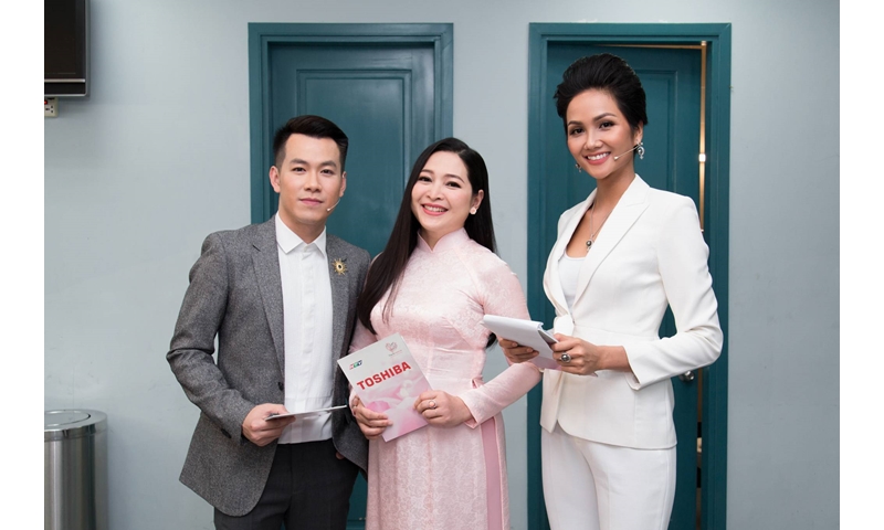 Hoa hậu H'Hen Niê hội ngộ ca sĩ Hồ Trung Dũng trong chương trình 'Thay Lời Muốn Nói'
